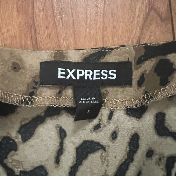 Express Small Women's Shirt Leopard Animal Print 1/4 Button Flowy Tan V-neck - Picture 2 of 8
